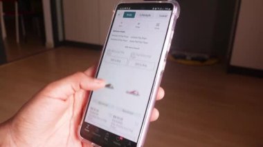 İnternetten Çocuk Elbiseleri Alışveriş. Parmak arası Terlikler