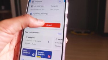 Seyahat uygulaması kullanıyor. Oteller Kontrol Ediliyor