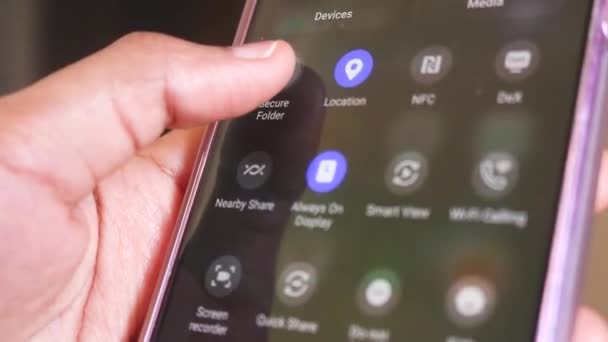Etniska Händer Kontrollera Telefoninställningar Säker Mappinställning — Stockvideo