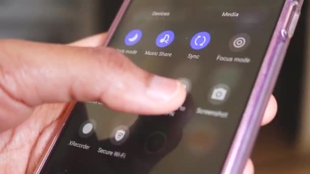 Etniczne Ręce Sprawdzają Ustawienia Telefonu Ustawienie Vpn — Wideo stockowe