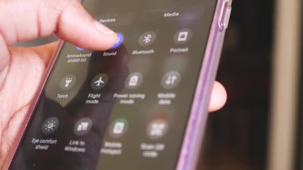 Mani Etniche Controllo Impostazioni Del Telefono Utilizzo Della Modalità Vibrazione — Video Stock