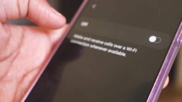 Etnikai Kéz Ellenőrzi Telefon Beállításait Wifi Hívásbeállítás — Stock videók