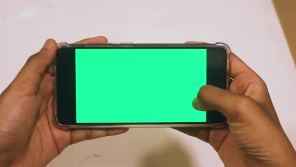 Жінки Користуються Мобільним Телефоном Зеленим Екраном — стокове відео