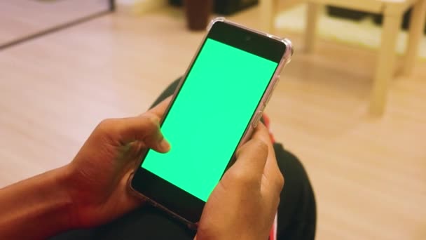 Vrouwelijke Handen Met Behulp Van Mobiele Telefoon Met Groen Scherm — Stockvideo