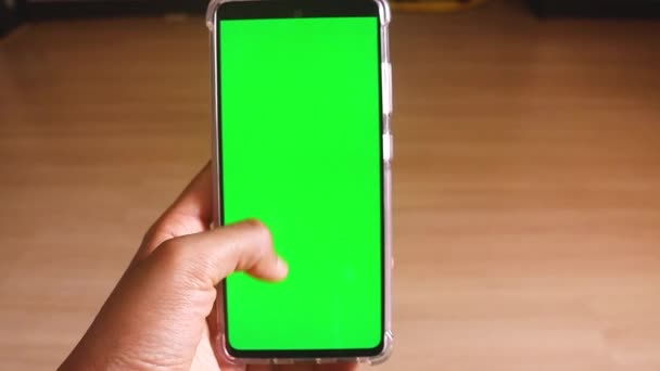 Vrouwelijke Handen Met Behulp Van Mobiele Telefoon Met Groen Scherm — Stockvideo