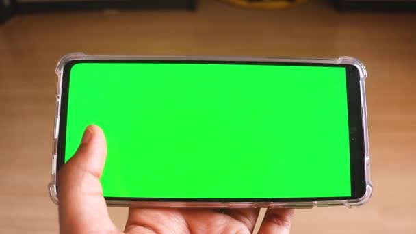 Mãos Femininas Usando Telefone Celular Com Tela Verde — Vídeo de Stock