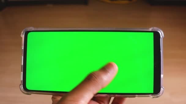 Weibliche Hände Mit Handy Mit Grünem Bildschirm — Stockvideo