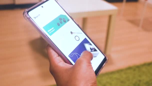 Olhando Para Fitness Estilo Vida App — Vídeo de Stock