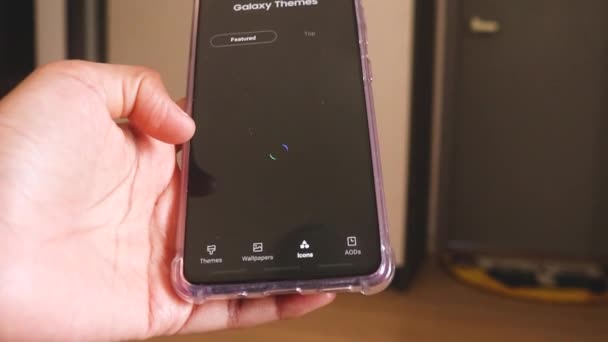 Mirando Diseños Iconos Teléfono Móvil — Vídeo de stock