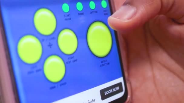 電話でビデオゲームをプレイする デジタルコンソール — ストック動画