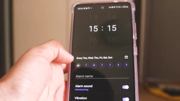 Einstellung Eines Digitalen Alarms Auf Einem Telefon — Stockvideo