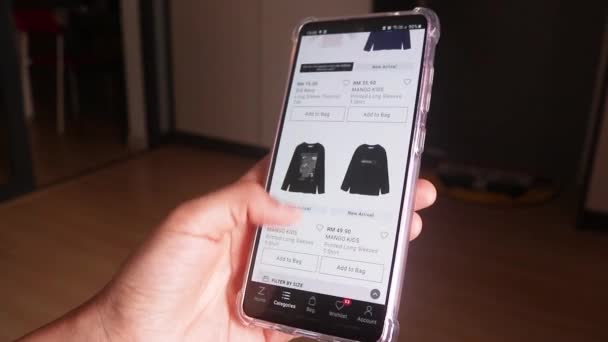 Compras Line Para Roupas Criança Mangas Compridas — Vídeo de Stock