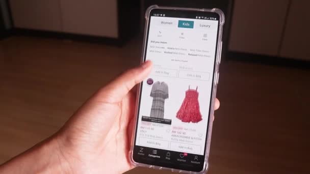 Ψώνια Στο Διαδίκτυο Για Παιδικά Ρούχα Φορέματα Midi — Αρχείο Βίντεο