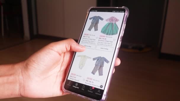 Online Winkelen Voor Kinderkleding Pakken — Stockvideo