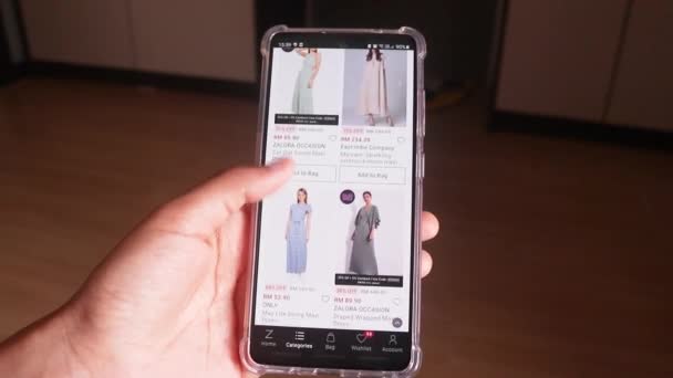 Shopping Online Women Clothes Maxi Dresses — стоковое видео