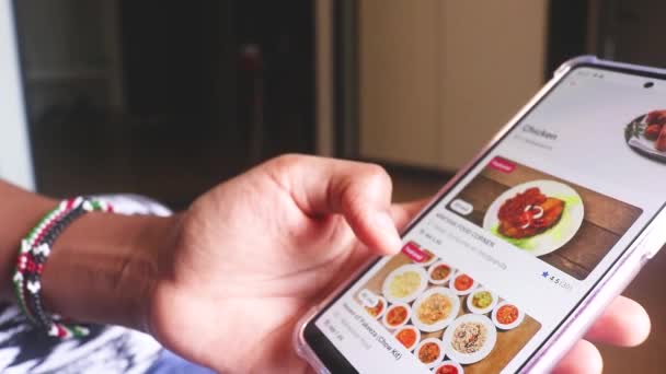 Using Food Delivery App Searching Chicken — Videoclip de stoc