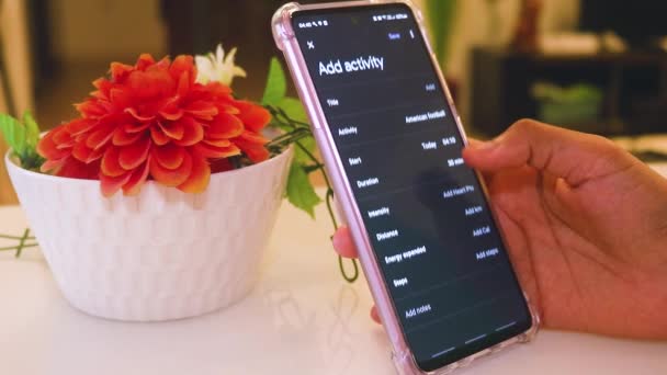 Using Health Tracking App Planning Fitness Walking — Vídeo de Stock
