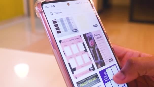 Using Presentation App Searching Planner Templates — стоковое видео