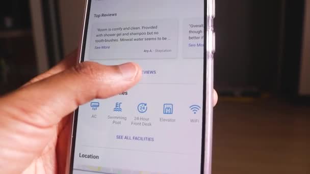 使用旅行应用程序 阅读评论 — 图库视频影像