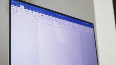 Kelime dosyası üzerinde çalışan biri. 3B Resim Ekleniyor