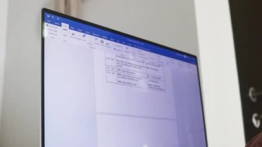 Kelime dosyası üzerinde çalışan biri. Resim Ekleniyor