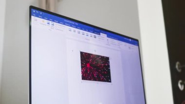 Kelime dosyası üzerinde çalışan biri. Resim Şekilleri Değiştiriliyor