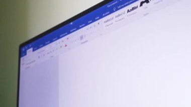 Kelime dosyası üzerinde çalışan biri. Sözcük Sayısı Kontrol ediliyor