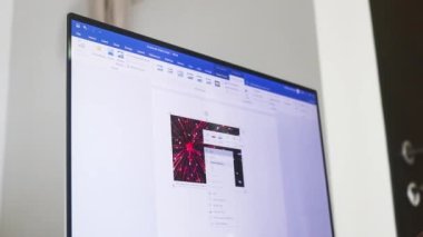 Kelime dosyası üzerinde çalışan biri. Paket Seçenekleri Değiştiriliyor