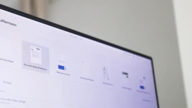 Kelime dosyası üzerinde çalışan biri. Dosya Tasarımları Denetleniyor