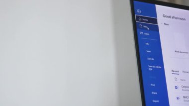 Kelime dosyası üzerinde çalışan biri. Yeni Dosya Açılıyor
