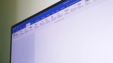 Kelime dosyası üzerinde çalışan biri. Vurgulayıcılar Kullanılıyor