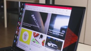 Bir dizüstü bilgisayardaki online haber portalını kontrol etmek - Arabalar