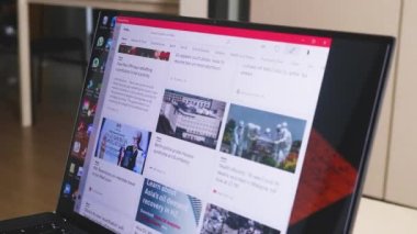 Bir dizüstü bilgisayardaki çevrimiçi haber portalı kontrol ediliyor - Gece Kipi Kullanılıyor