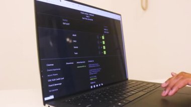 Bir Sinema Rezervasyon Alanına Bakmak