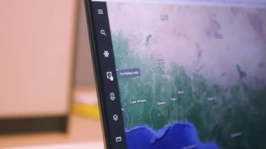 Google Earth 'ün web sitesine bakıyorum.