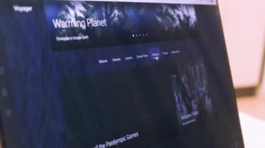 Google Earth 'ün web sitesine bakıyorum.