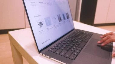 Bir alışveriş sahasında eşyalar aranıyor. Ev Dekorasyonu