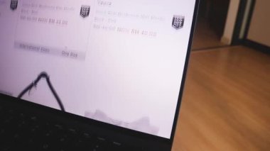 Çocuk reyonunda kıyafet alışverişi. Saç bantları