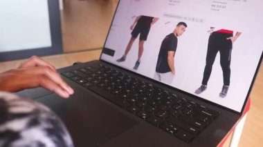 Erkekler Bölümü 'nde Kıyafetler İçin İnternetten Alışveriş. Etkin Giyin
