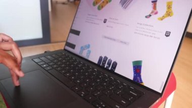 Erkekler Bölümü 'nde Kıyafetler İçin İnternetten Alışveriş. Baldır Uzunluğu Çorapları