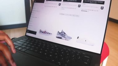 Erkekler Bölümü 'nde Kıyafetler İçin İnternetten Alışveriş. Spor ayakkabılar