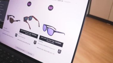 Erkekler Bölümü 'nde Kıyafetler İçin İnternetten Alışveriş. Güneş gözlüğü