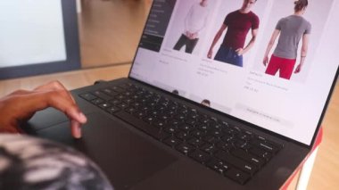 Erkekler Bölümü 'nde Kıyafetler İçin İnternetten Alışveriş. İç çamaşırları