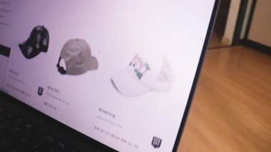 Kadın bölümünden kıyafet alışverişi yapıyor. Büyük harf