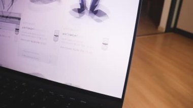 Kadın bölümünden kıyafet alışverişi yapıyor. Saç bantları