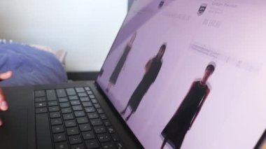 Kadın bölümünden kıyafet alışverişi yapıyor. Midi Elbiseleri