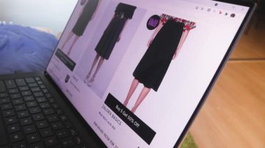 Kadın bölümünden kıyafet alışverişi yapıyor. Midi Etekleri
