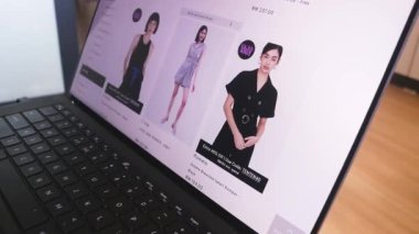 Kadın bölümünden kıyafet alışverişi yapıyor. Rompers.