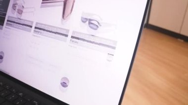 Kadın bölümünden kıyafet alışverişi yapıyor. Güneş gözlüğü 