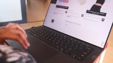 Kadın bölümünden kıyafet alışverişi yapıyor. İç çamaşırları